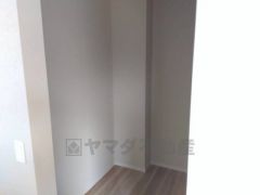 収納力豊富なウォークインクローゼット付き。洋服や小物などを1箇所にまとめて美しい収納を実現します。