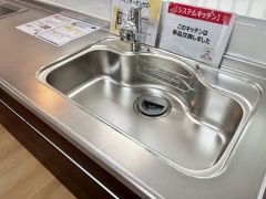 大きなお鍋も楽々洗える幅の広いシンクです＾＾ステンレスシンクなので簡単にお掃除できますよ。洗剤やスポンジもすっきりできる収納付き。