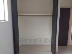 寛ぎの時間を紡ぎだす主寝室は、大型ベッドを置いても余裕の広さを確保しています。