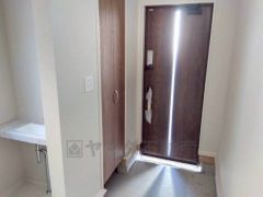 玄関扉から光の差し込む明るい玄関です。