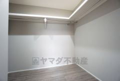 ウォークインクローゼット付き＾＾ハンガーパイプ下にボックスを置いて、枕棚を活用して、たっぷりと収納できそうです＾＾
