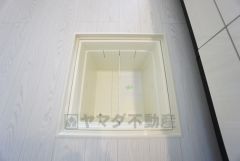 キッチンには床下収納があります。長期保管ができるもの、あまり使わないもの、シーズンもの、防災グッズなどを入れておくのもいいですね。