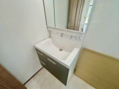三面鏡つき洗面台。鏡裏にたっぷりとした収納スペースがあります。鏡を閉めてしまえば小物は見えないため、スッキリとした印象の洗面台にできます。