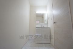 洗面台、洗濯機置き場、バスルームが連なっている、生活導線の考えられた作りになっています。