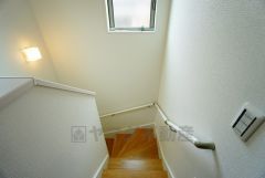 日中でも暗くなりがちな階段には、小窓を配置し採光も考えられたつくり＾＾手摺付きなので安全に上り下りできますね＾＾