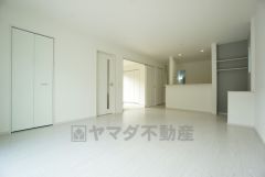 リビングは広々とした設計で、家族が集い、寛ぐ暮らしの空間を演出しています。