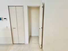 パントリーに加え、キッチン横には収納スペースを確保。食材やキッチン用品をまとめて収納でき、家事動線もスムーズです。