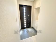 採光も考えられた明るい玄関です。たっぷり収納できるシューズボックス付きなので、家族全員の靴がきれいに整頓できます。