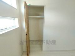 大きめのクローゼットがついた使いやすい洋室です。すっきりと整理整頓できるので気持ちよくすごせます＾＾