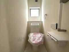 ウォシュレット付きトイレです。1階2階の2ヶ所にトイレがあるので、忙しい朝にもゆとりができますね＾＾