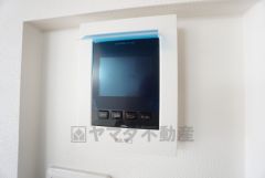 防犯性、セキュリティ対策に安心できるテレビモニター付きインターフォンです。セールスマン対策にもなり安心できます。