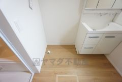 洗面台、洗濯機置き場、バスルームが連なっている、生活導線の考えられた作りになっています。 窓付きなので換気もしっかりできます＾＾