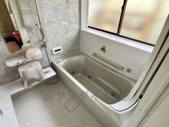 窓付きで自然光が入る明るい浴室。ゆとりあるバスタブで快適なバスタイムを楽しめます。（CGによるイメージとなります。）