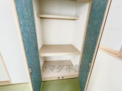 和室には押入れが付いています。来客用のお布団や、季節物の家電などの収納にも困りませんね＾＾