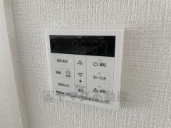 キッチン横からお湯張り、追い炊き、足し湯がボタン一つで楽々操作できる給湯機リモコンです。忙しい夕飯準備の時間帯に重宝しますね。