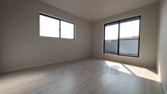 2階6.1帖の洋室。バルコニーが二つ付いたお家なので、主寝室と同様に光をたくさん取り込むことができます。2面採光を確保した爽やかな風を感じて起きる朝は、快適生活の始まりに。