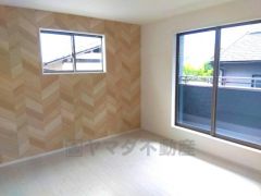 デザインクロスが2階洋室の雰囲気を上品に仕上げています。いつもと違う雰囲気のお部屋をお楽しみください。