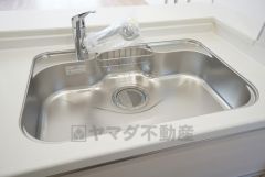 大きなお鍋も楽々洗える幅の広いシンクです＾＾ステンレスシンクなので簡単にお掃除できますよ。洗剤やスポンジもすっきりできる収納付き。
