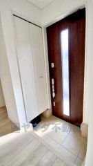 玄関扉から光の差し込む明るい玄関です。たっぷり収納できるシューズボックス付きなので、家族全員の靴がきれいに整頓できます。