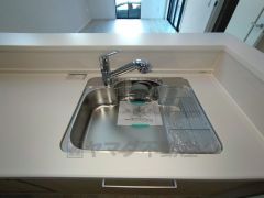  広々とした凸型シンクに洗剤ポケットを標準装備。大きなお鍋など洗いやすいです。