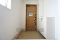 同仕様写真。現況と異なる場合は現況を優先します。玄関扉から光の差し込む明るい玄関です。