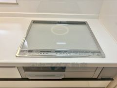 お手入れのしやすいIHクッキングヒーターです。3口コンロなので、効率よくお料理が楽しめます。毎日のお料理も楽しくなりますね＾＾