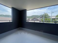 幅広のインナーバルコニーは多少の雨でも洗濯物を守ってくれ、家事を助けてくれること間違いなし。眩しすぎる日差しも和らげます。