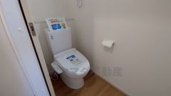 ウォシュレット付きトイレです。1階2階の2ヶ所にトイレがあるので、忙しい朝にもゆとりができますね＾＾