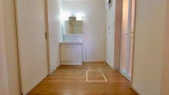 洗面台、洗濯機置き場、バスルームが連なっている、生活導線の考えられた作りになっています。 窓付きなので換気もしっかりできます＾＾