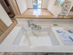 シンク。 洗剤や石鹸、スポンジもすっきりできる収納付き。浄水器が一体化した水栓シャワーが付いているので、節水効果もありますね＾＾
