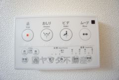壁リモコンタイプのウォシュレット付き。すっきりした見た目で、トイレ奥の掃除もしやすいです。