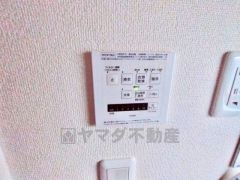 浴室暖房乾燥機には、暖房、乾燥、涼風、換気の4つの機能が付いています。タイマー付きです。雨の日はもちろん、急ぎで洗濯する必要のあるお子様の体操服や、下着類などを乾かすのに便利です。