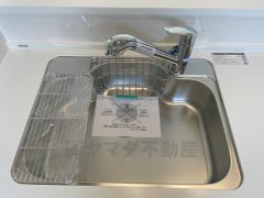 浄水器が一体化した水栓シャワーが付いた、幅の広いシンクです＾＾大きなお鍋も楽々洗えますね。