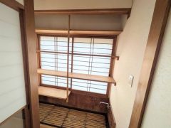 茶室でのもてなしに欠かせない、本格的な造りの水屋。竹のすのこや木棚が設けられた、趣と実用性を兼ね備えた空間です。