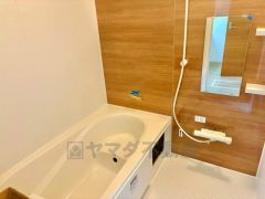 1日の疲れを癒すくつろぎのバスルーム。足を伸ばしてもゆったりと入れるサイズです。お子様と一緒にお風呂に入っても狭くないですね^^