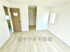 バルコニーに面した陽当たりの良い洋室です＾＾