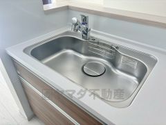 大きなお鍋も楽々洗える幅の広いシンクです＾＾ステンレスシンクなので簡単にお掃除できますよ。洗剤やスポンジもすっきりできる収納付き。