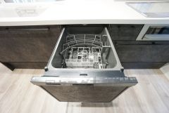炊事時間を大幅に短縮できる食器洗浄乾燥機付き＾＾食器を洗う手間が減るので家族とのコミュニケーションの時間や自分の時間が増えますね。
