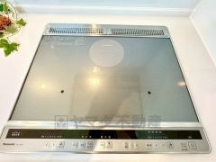 お手入れのしやすいIHクッキングヒーターです。3口コンロなので、効率よくお料理が楽しめます。毎日のお料理も楽しくなりますね＾＾