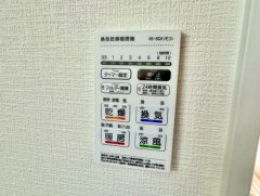浴室暖房乾燥機付き。天候に左右されず、いつでも好きなときに洗濯物を干せるので、仕事や家事で忙しい方に重宝します。