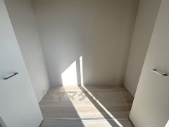 大きめのクローゼットがついた使いやすい洋室です。すっきりと整理整頓できるので気持ちよくすごせます＾＾