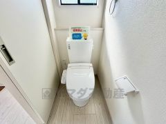 ウォシュレット付きトイレです。1階2階の2ヶ所にトイレがあるので、忙しい朝にもゆとりができますね＾＾ 温水洗浄便座リモコン付き。