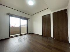 シックなフローリングとシンプルなクロスで落ち着いた雰囲気の洋室です＾＾
