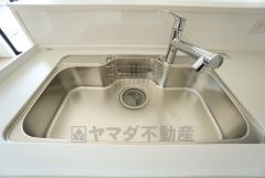大きなお鍋も楽々洗える幅の広いシンクです＾＾ステンレスシンクなので簡単にお掃除できますよ。洗剤やスポンジもすっきりできる収納付き。