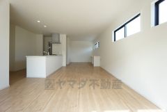 家族が集まる開放的なリビング。思い思いの時間を過ごしたり、家族みんなで食事をしたり、素敵な団らんの場になりますね。