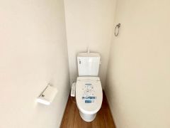 ウォシュレット付きトイレです。1階2階の2ヶ所にトイレがあるので、忙しい朝にもゆとりができますね＾＾ 温水洗浄便座リモコン付き。