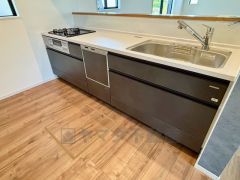 リビングダイニングを見渡せるキッチンです。家族とコミュニケーションをとりながら、楽しくお料理や片付けができそうです＾＾