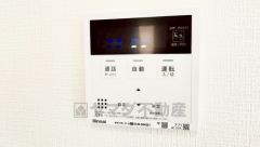 キッチン横からお湯張り、追い炊き、足し湯がボタン一つで楽々操作できる給湯機リモコンです＾＾忙しい夕飯の準備の時間帯に重宝しますね。