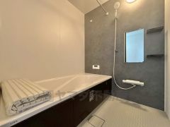 1日の疲れを癒すくつろぎのバスルーム。足を伸ばしてもゆったりと入れるサイズです。お子様と一緒にお風呂に入っても狭くないですね^^