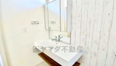 大きな鏡にハンドシャワー付きで使いやすい洗面台です＾＾鏡裏と洗面ボウル下に収納付きの洗面台なので、整理整頓ができスッキリと使えます＾＾